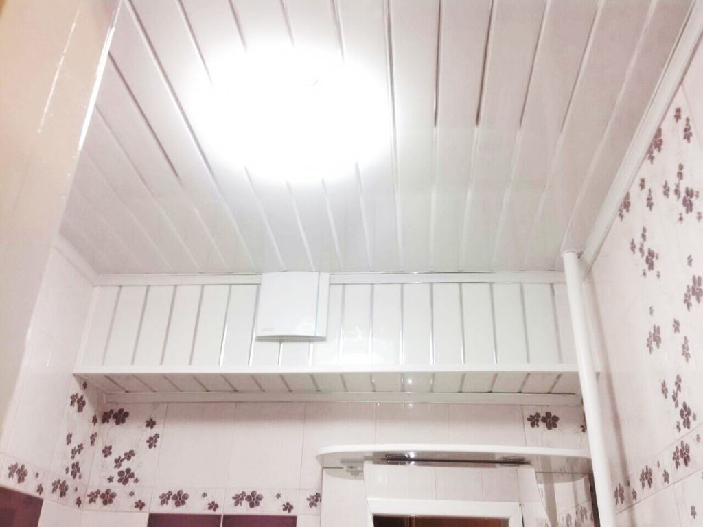 Фото реечный потолок в ванной комнате